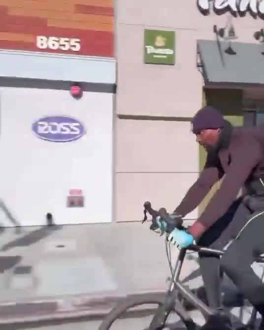 前湖人冠军中锋拜纳姆洛杉矶街头骑行 38岁退役生活状态良好