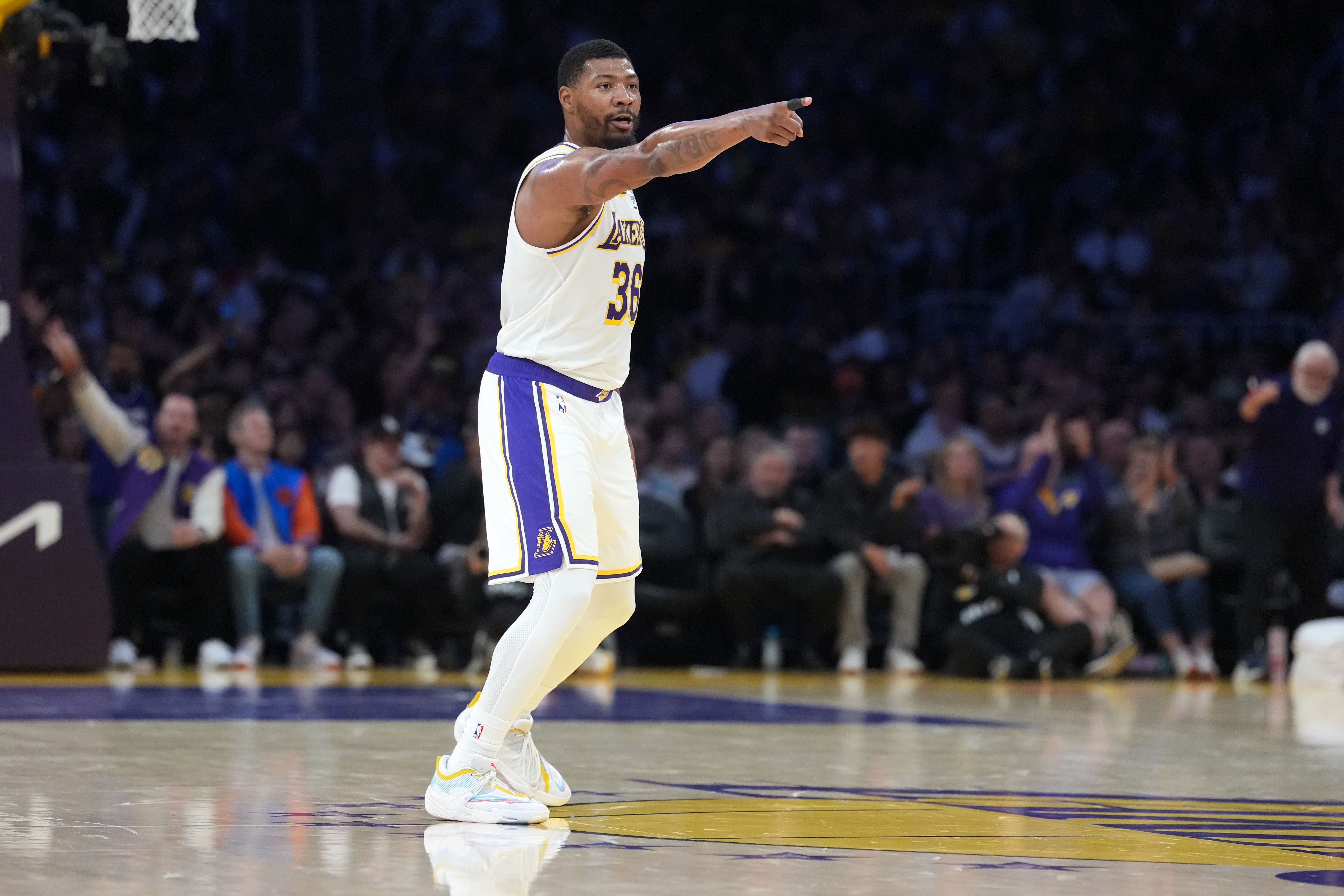 斯马特激活艾顿获信任 湖人防守端获关键拼图