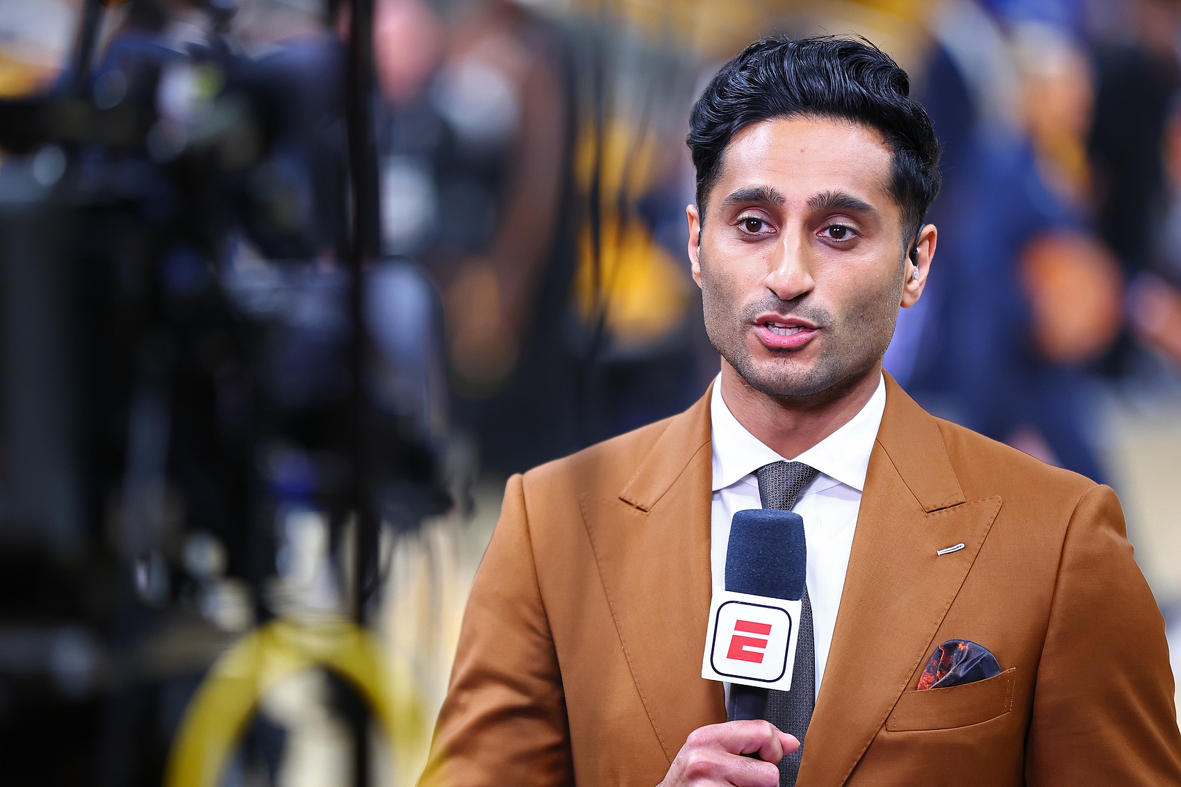 雄鹿闪电裁掉卡梅隆·托马斯 霍斯特里弗斯此前盛赞言论遭Shams翻出