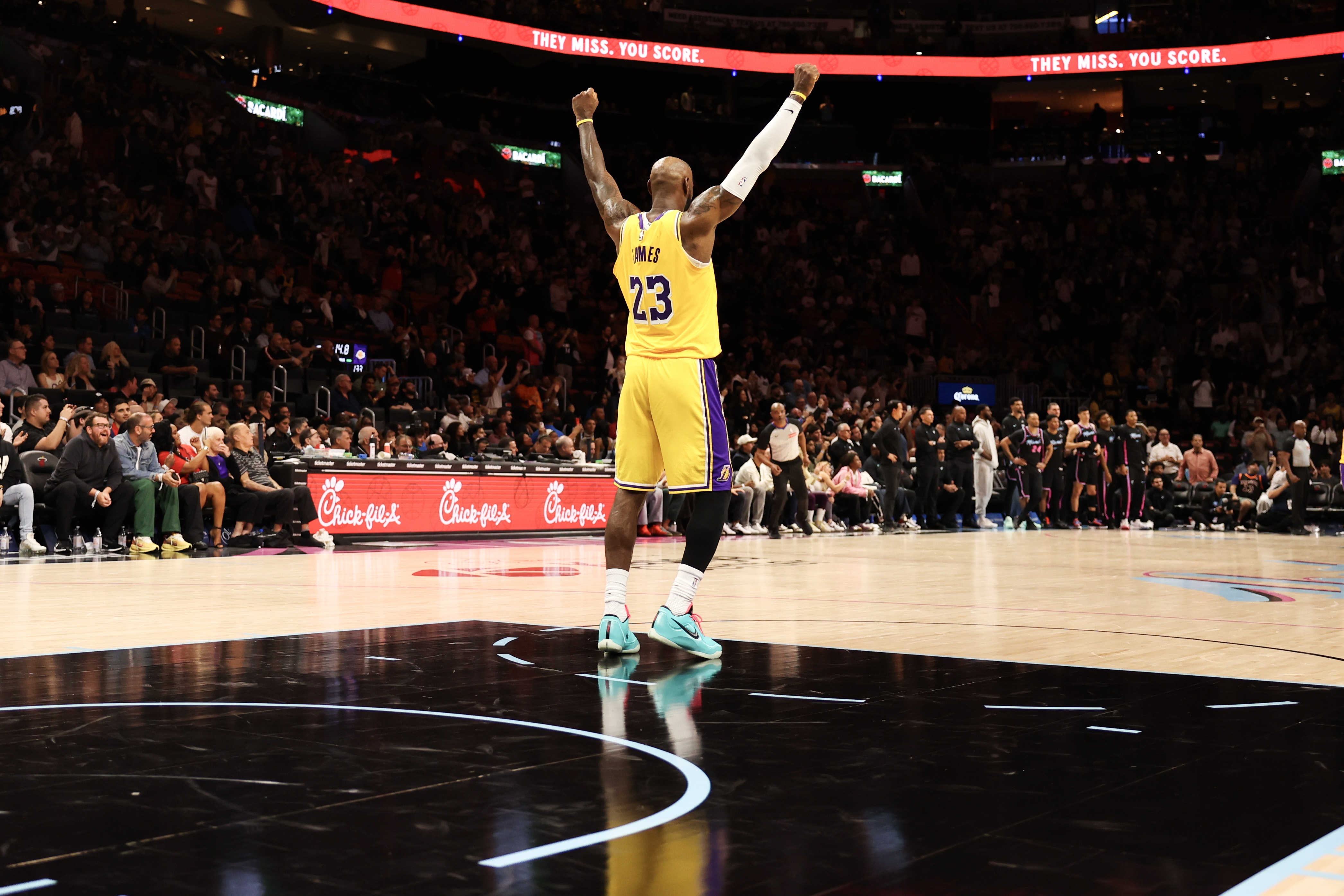 詹姆斯解析协防关键：预判与经验 湖人九连胜遭活塞终结