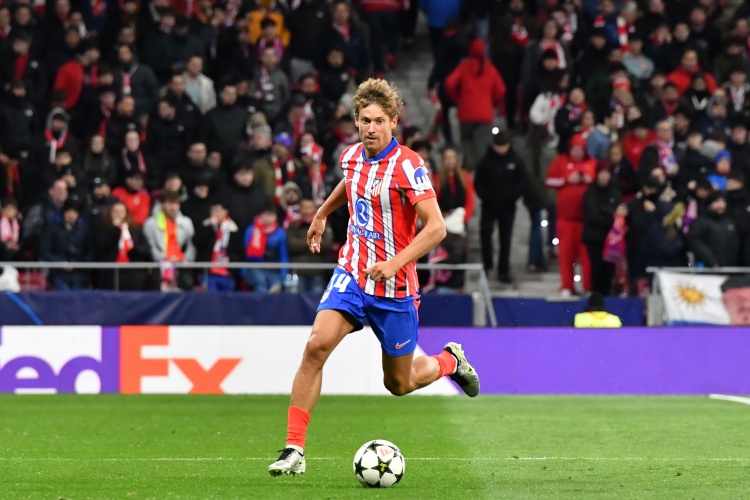 伯纳乌3比2险胜马竞 皇马球迷高歌嘲讽略伦特戴眼镜